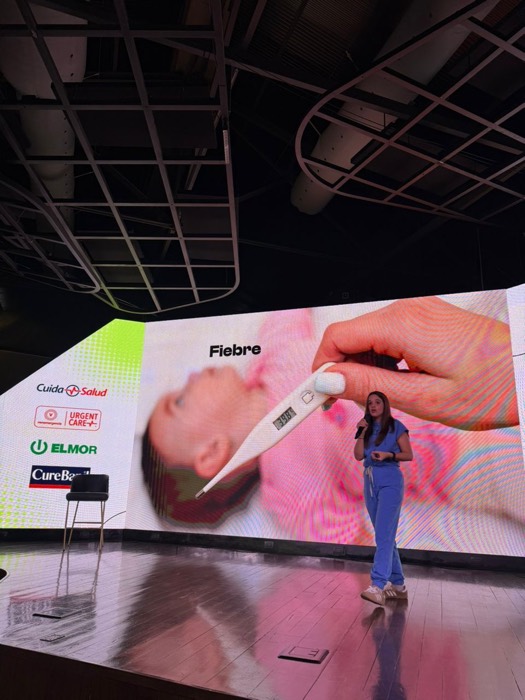 Emilia Silva durante una presentación sobre emergencias pediátricas